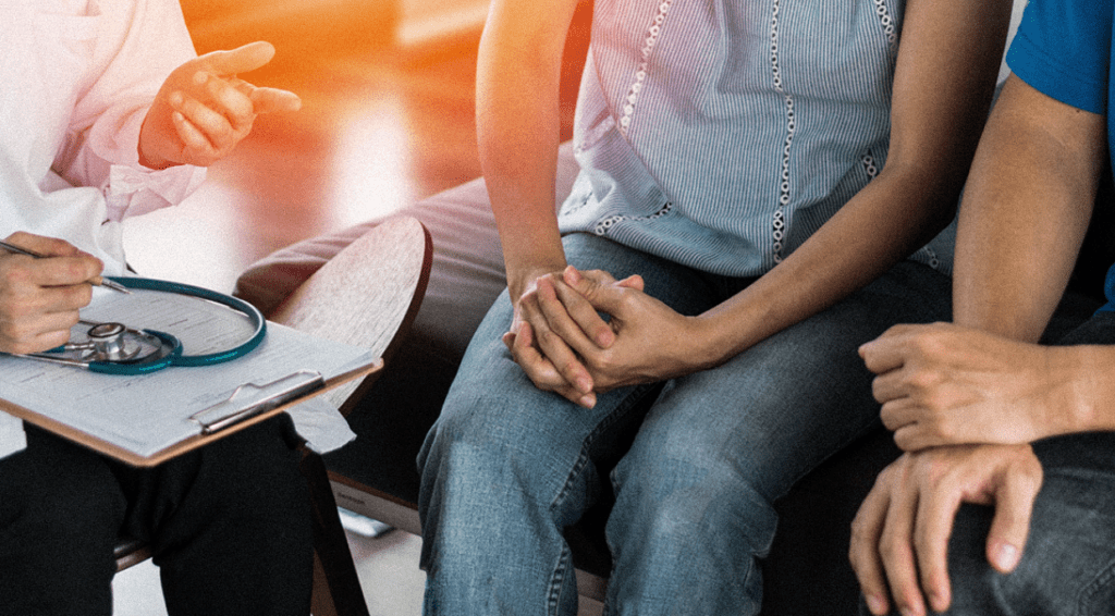 Un couple hétérosexuel consulte un médecin au sujet des ITSS chez les hommes et les femmes.