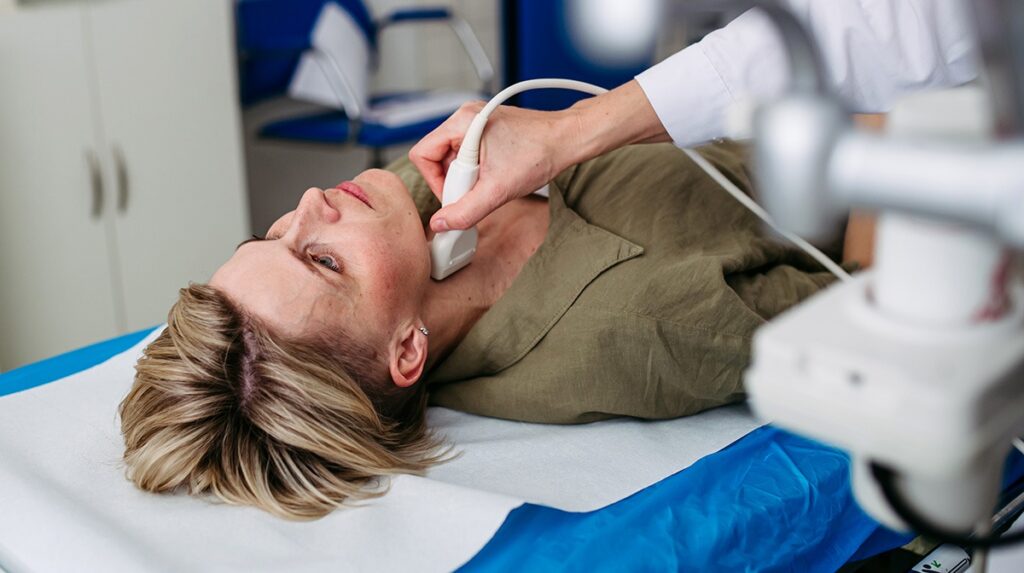 Patiente subissant une échographie thyroïdienne