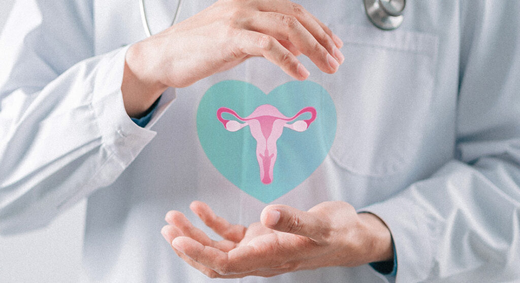 Un médecin en blouse blanche tenant un utérus virtuel dans un cœur bleu sarcelle.